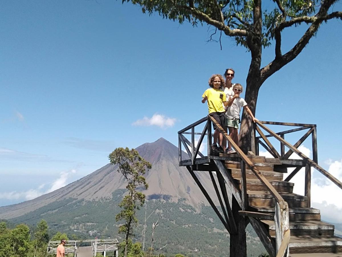 Arnolds Familly Homestay Bajawa エクステリア 写真
