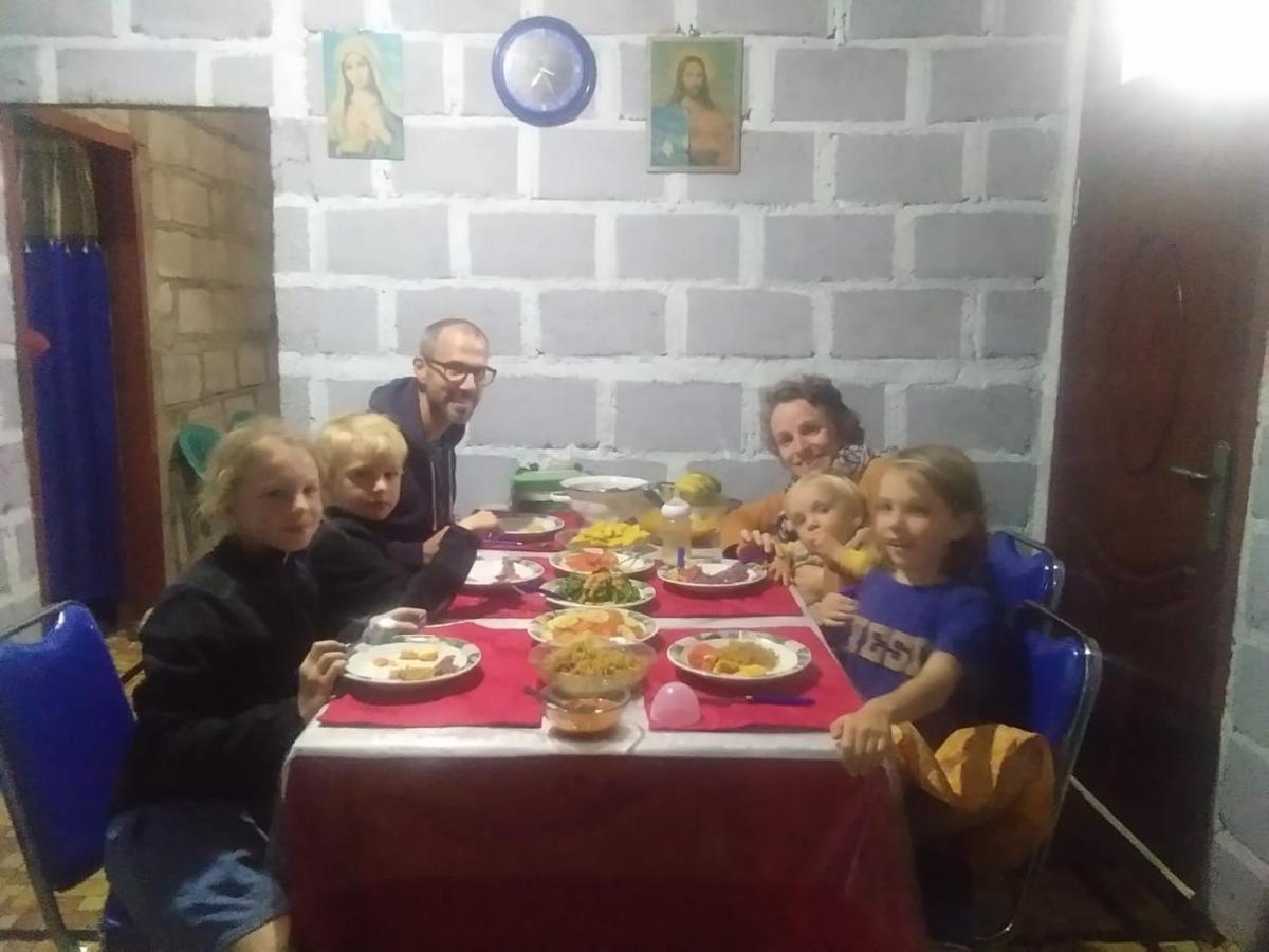 Arnolds Familly Homestay Bajawa エクステリア 写真
