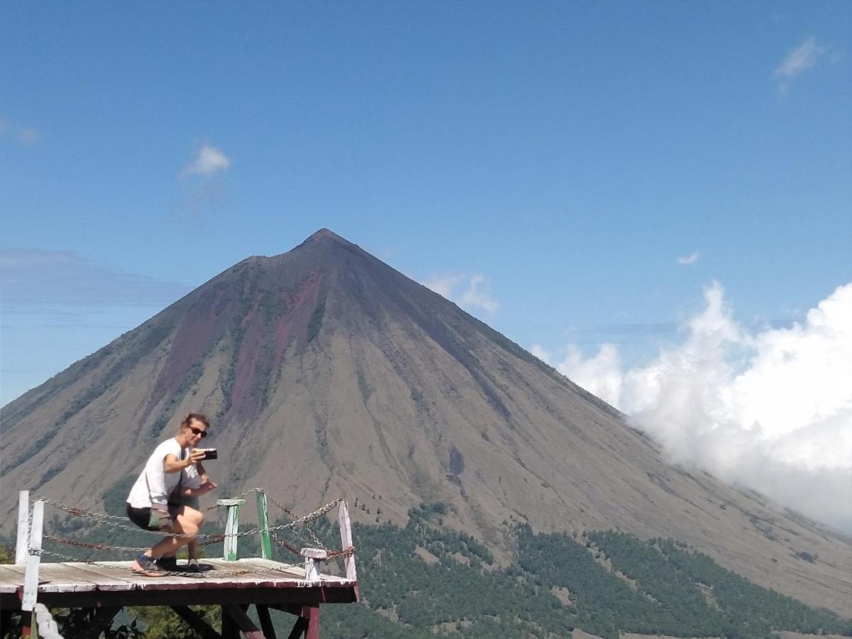 Arnolds Familly Homestay Bajawa エクステリア 写真