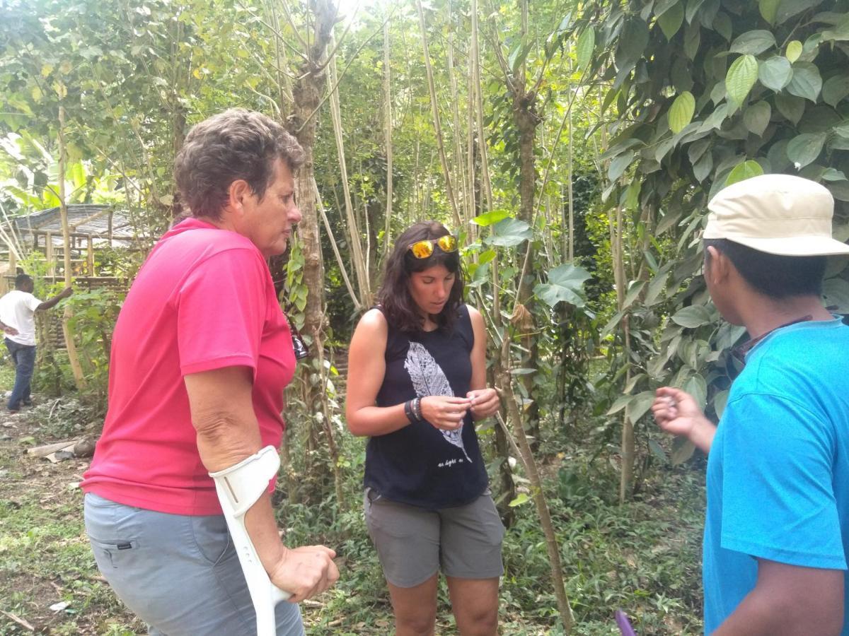 Arnolds Familly Homestay Bajawa エクステリア 写真