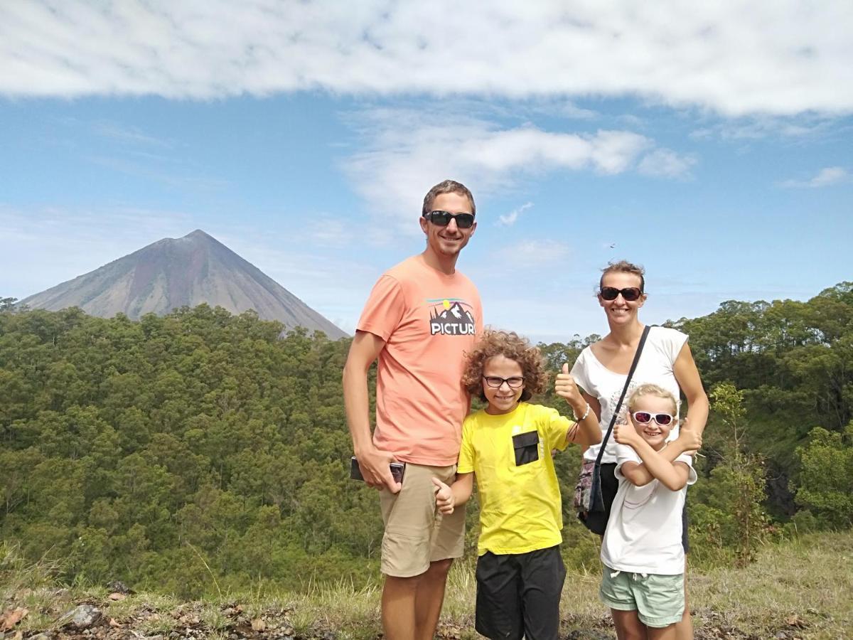 Arnolds Familly Homestay Bajawa エクステリア 写真