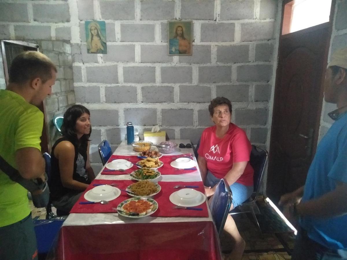 Arnolds Familly Homestay Bajawa エクステリア 写真