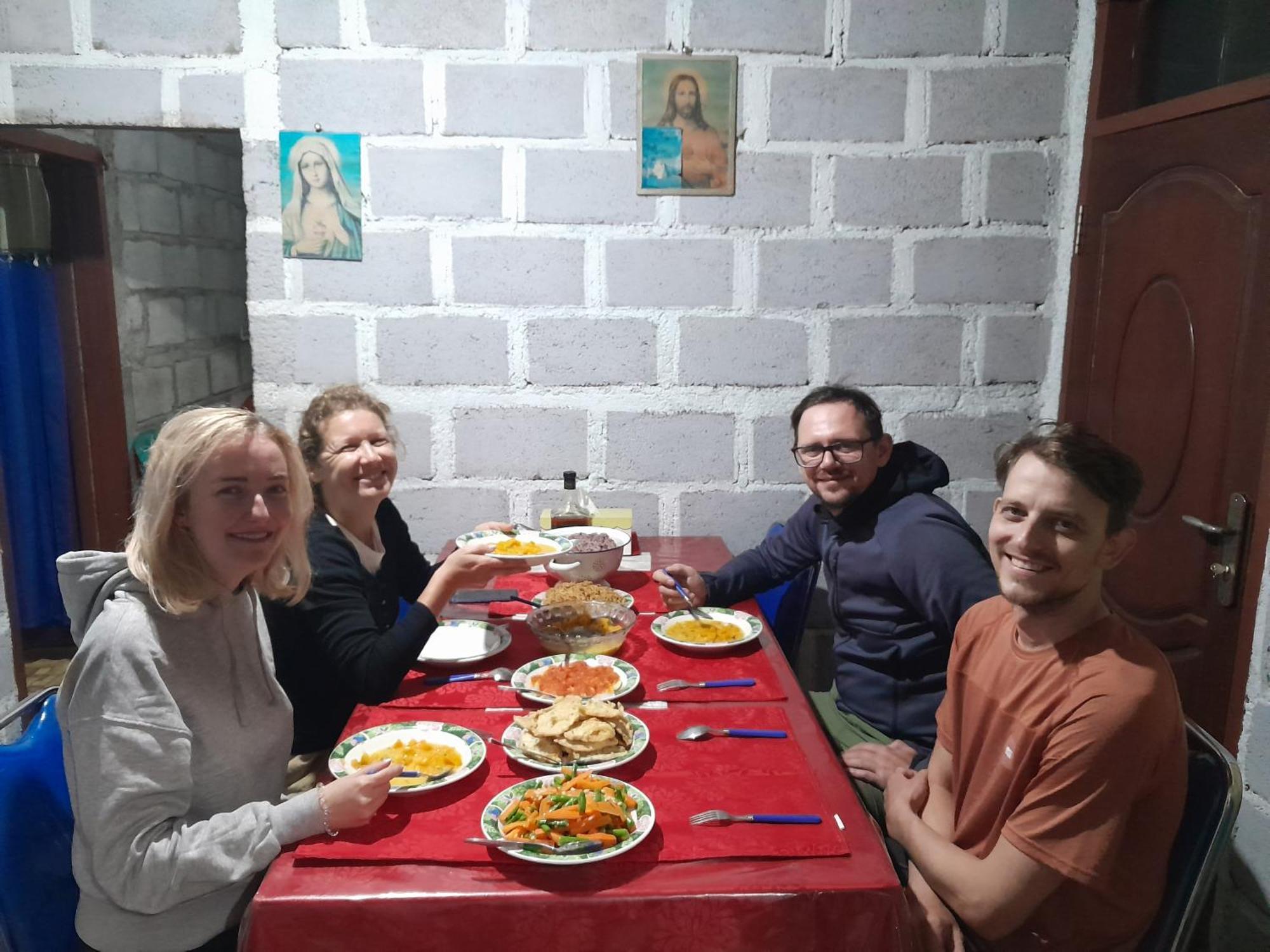 Arnolds Familly Homestay Bajawa エクステリア 写真