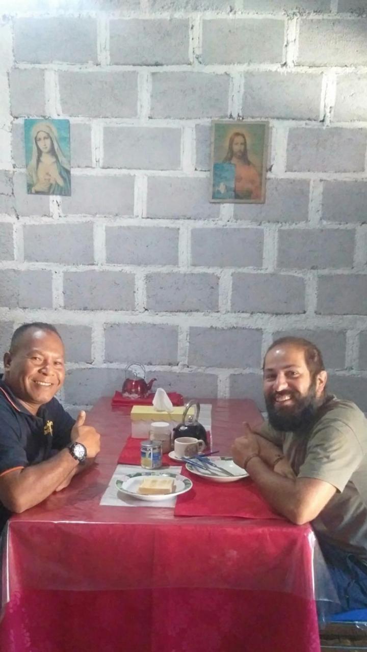 Arnolds Familly Homestay Bajawa エクステリア 写真