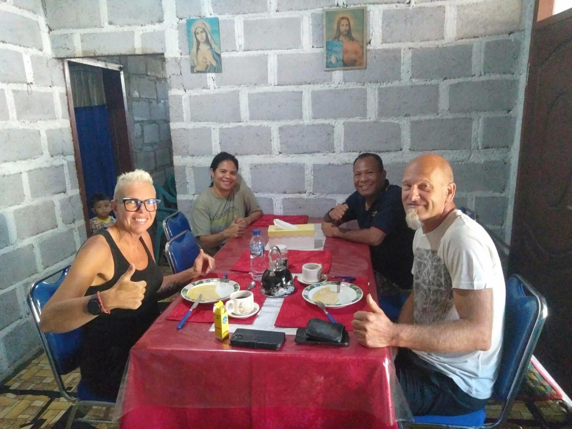 Arnolds Familly Homestay Bajawa エクステリア 写真