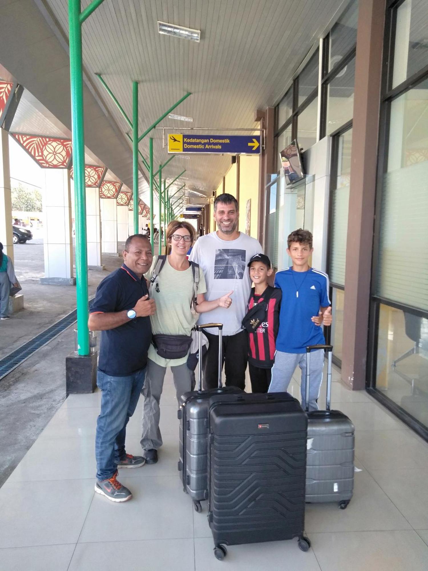 Arnolds Familly Homestay Bajawa エクステリア 写真