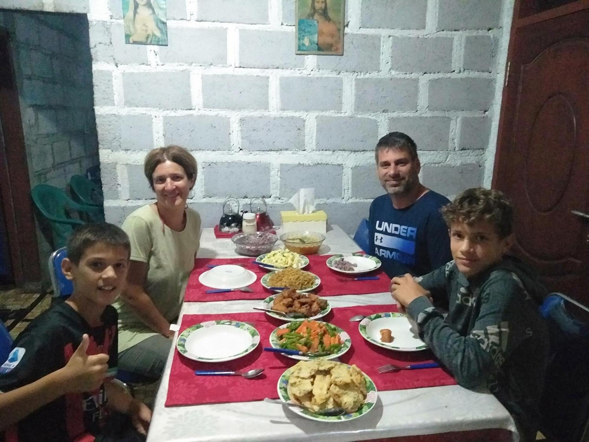 Arnolds Familly Homestay Bajawa エクステリア 写真